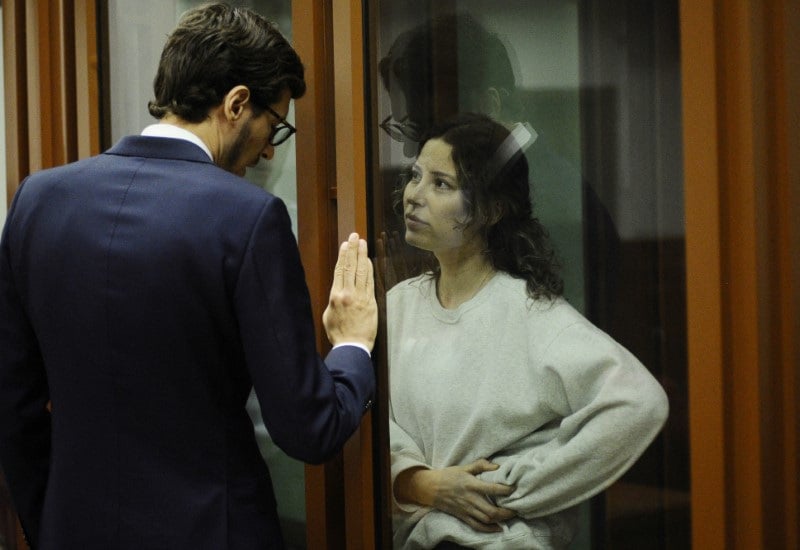 Ksenia karelina ecoute son avocat lors d'une audience au tribunal d'ekaterinbourg