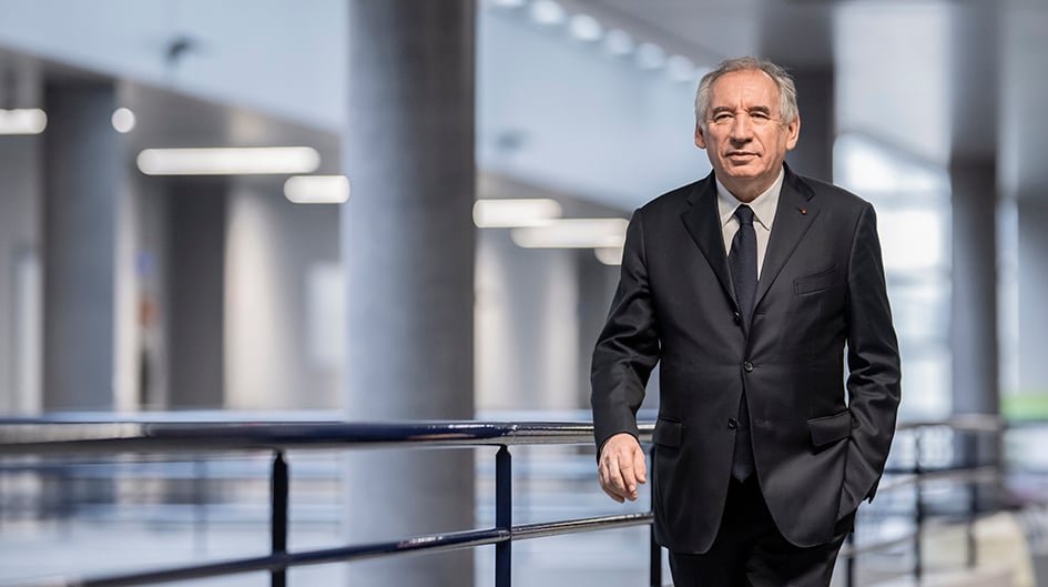 Le Premier ministre, François Bayrou, lors d'une visite axée sur l'industrie de la défense, devant l'hôtel de ville de Bourges, dans le centre de la France, le vendredi 21 mars 2025.