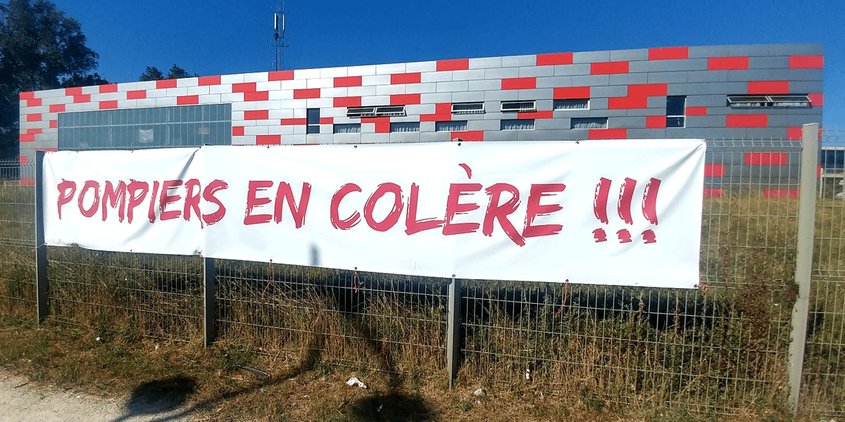 Depuis plusieurs mois, un mouvement national de grève est en cours chez les pompiers qui protestent contre leurs conditions de travail et leurs moyens. Ici la caserne de Bruges.