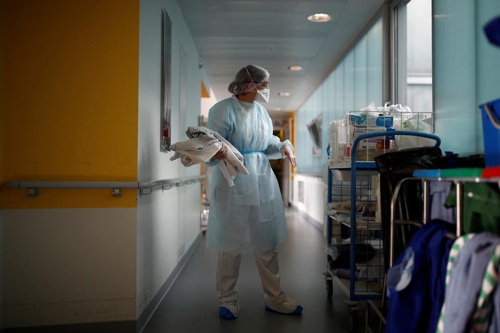 La france proche du million de cas de coronavirus, macron aupres des personnels soignants
