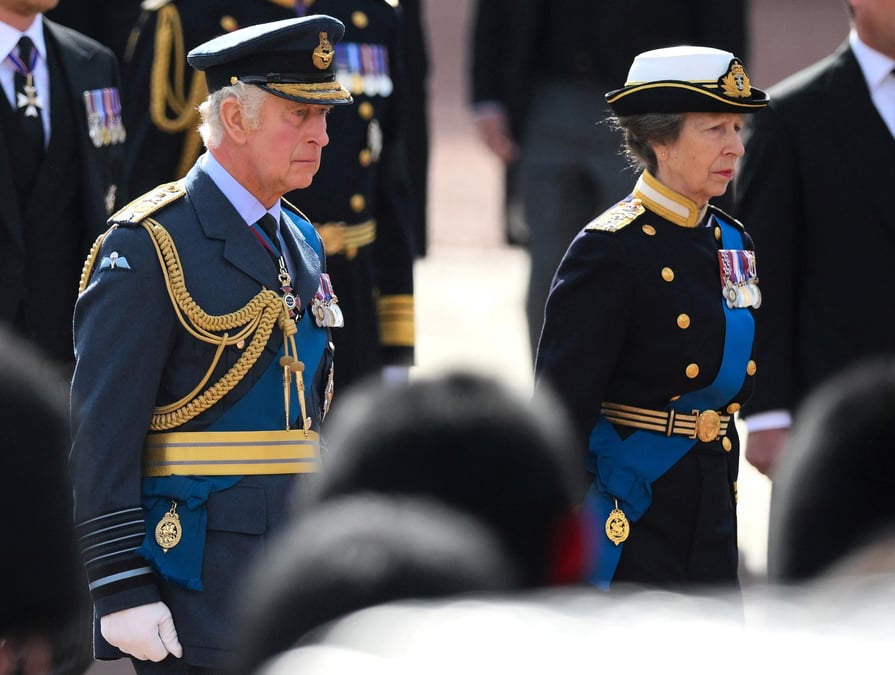 Le roi charles iii de grande-bretagne et la princesse anne marchent derriere le cercueil de la reine elizabeth ii lors d'une procession du palais de buckingham au palais de westminster, a londres