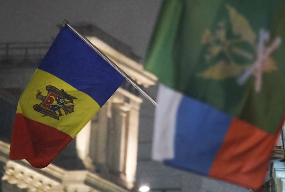 Le drapeau d'etat de la moldavie flotte devant l'ambassade du pays dans le centre de moscou