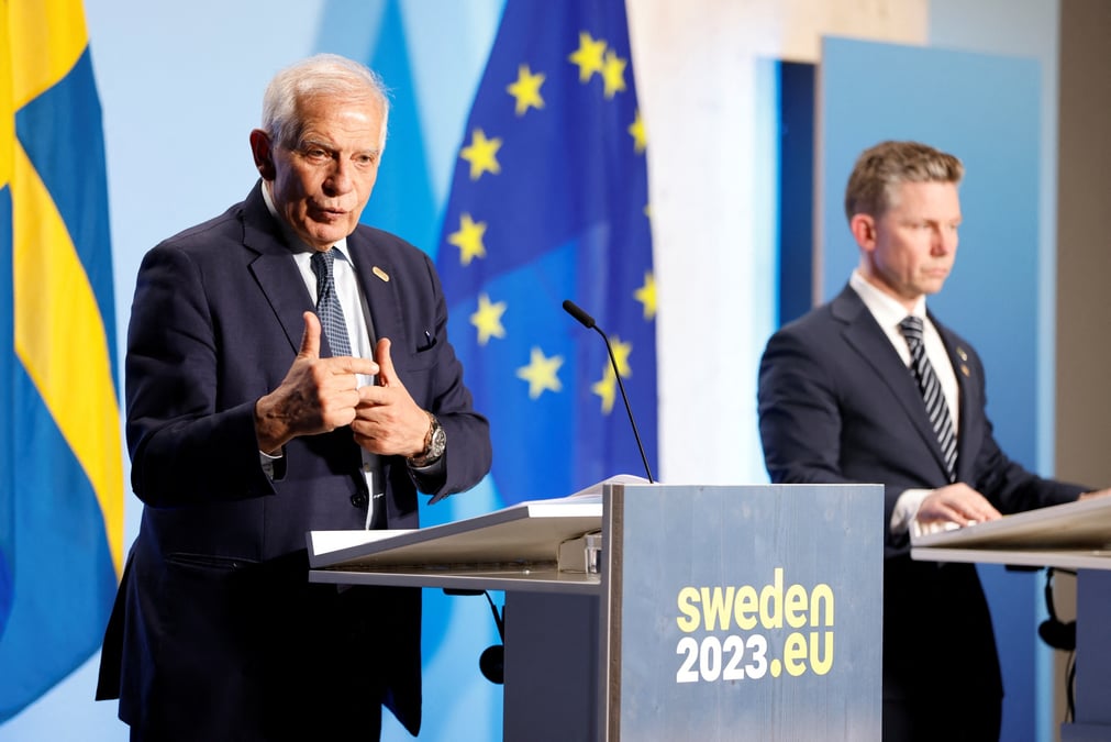 Le ministre des affaires etrangeres de l'union europeenne, josep borrell fontelles, et le ministre suedois de la defense, pal jonson