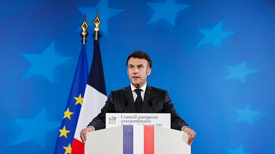 Le président français, Emmanuel Macron, s'adresse aux médias lors d'une conférence de presse à l'issue d'un Conseil européen extraordinaire consacré au soutien continu à l'Ukraine et à la défense européenne, au siège de l'UE à Bruxelles, le 6 mars 2025.