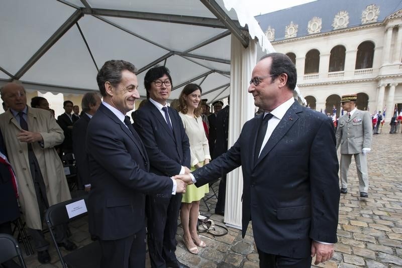Hollande et sarkozy ensemble pour aller aux obseques de peres