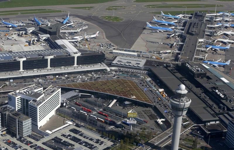 Trafic suspendu a l'aeroport d'amsterdam-schiphol en raison d'une tempete