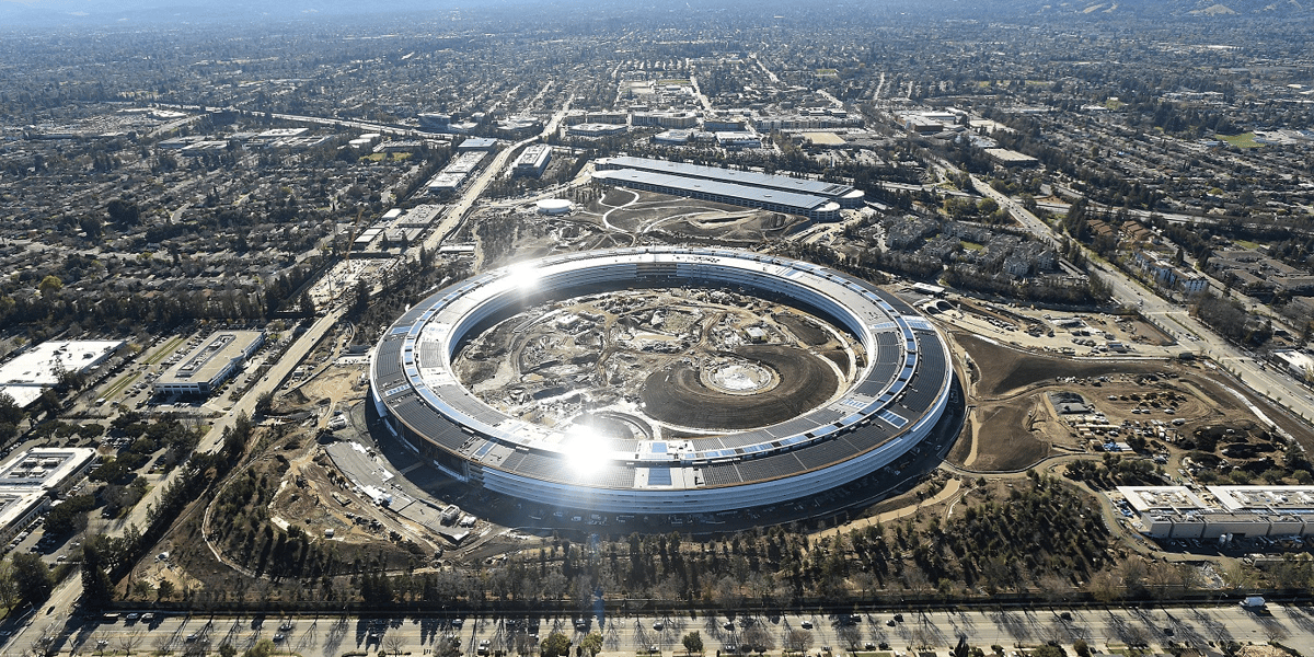 Apple a bénéficié pour son iPhone de l'investissement effectué par l'armée américaine dans les technologies cellulaires, et des recherches du département de l'Énergie autour des batteries au lithium.