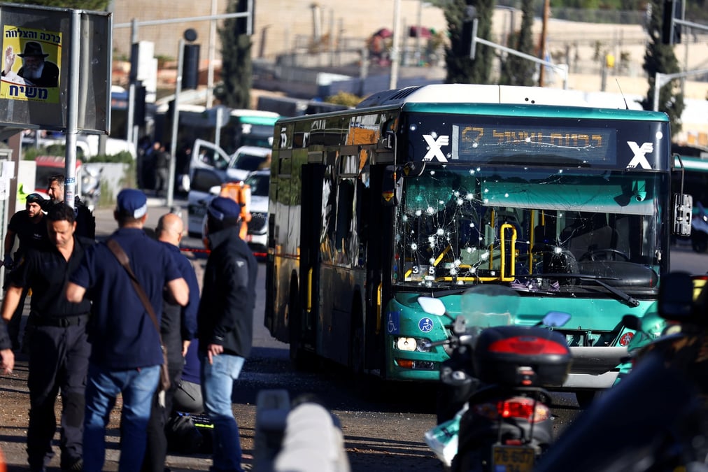 Un bus endommage apres une explosion a un arret de bus a jerusalem