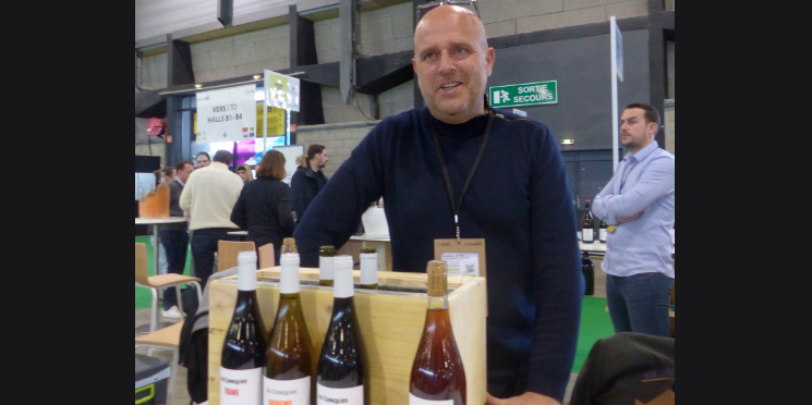 François Douville, viticulteur au Domaine des Conques à Villemolaque (Pyrénées-Orientales), défend la transition écologique : "Ce n'est pas de la rigolade, il faut y aller, même si ça va être douloureux. Mieux vaut réfléchir à de nouveaux itinéraires techniques pour faire moins de passages tracteurs plutôt que d'alléger la fiscalité sur le GNR".