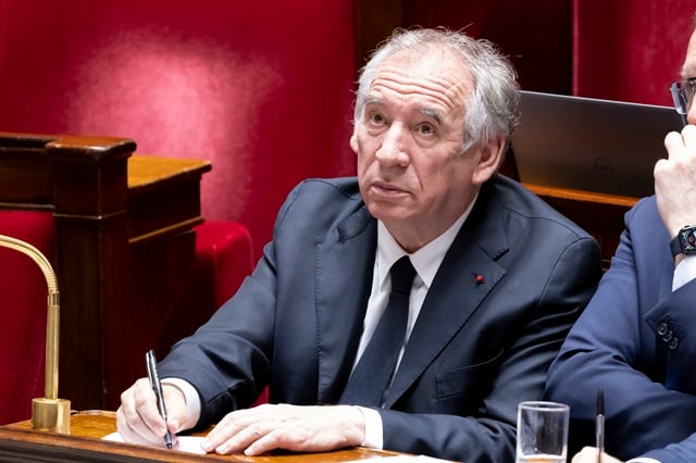 Le Premier ministre François Bayrou a évoqué, samedi dans une interview au JDD, l'idée de solliciter les Français par référendum sur les efforts que le gouvernement envisage pour réduire l'endettement de la France et ramener le déficit public sous la barre des 3% du produit intérieur brut (PIB).