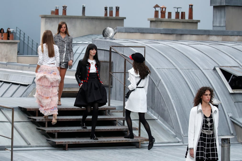 La parisienne de chanel defile sur les toits