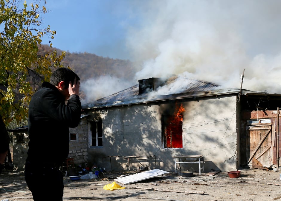 Au haut-karabakh, les armeniens brulent leurs maisons avant de partir