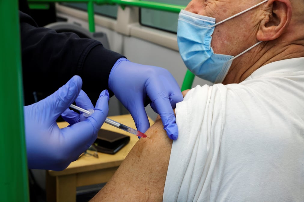 Europe, la "roulette russe" des injections anti-covid-19 face a la penurie d'aiguilles