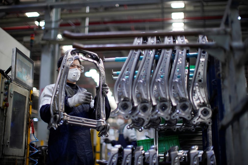 Un employe travaille sur une chaine de montage de sieges de voiture a l'usine yanfeng adient de shanghai, en chine