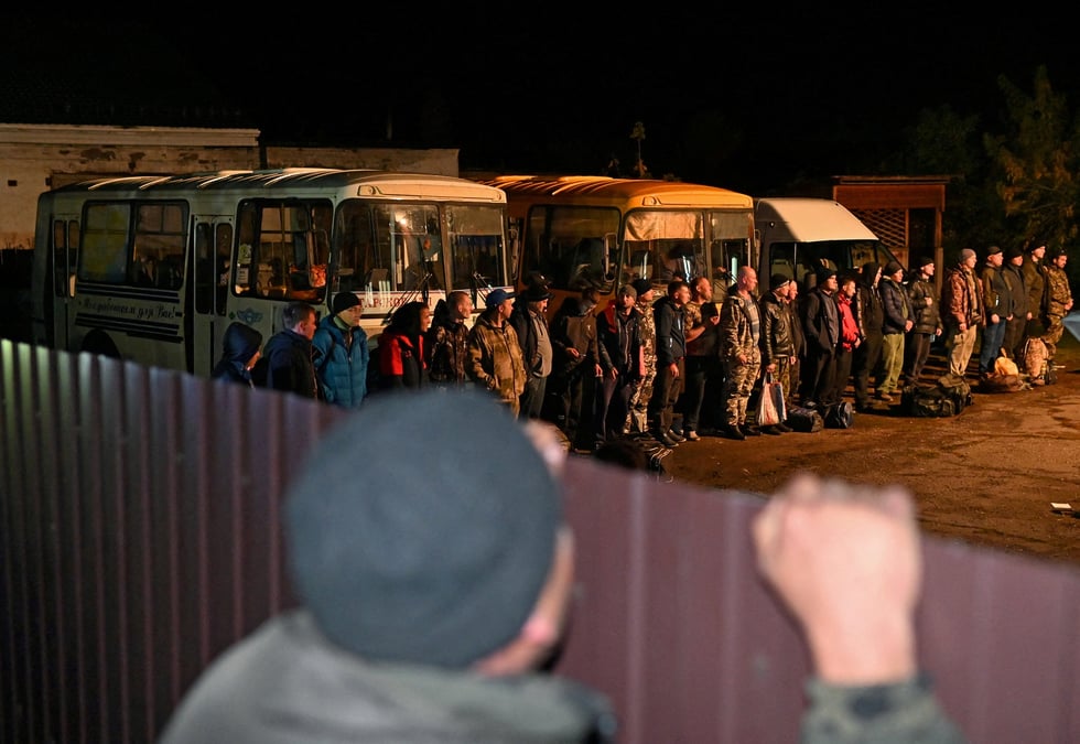 Des reservistes appeles pendant la mobilisation partielle font la queue devant un bureau de recrutement dans la ville siberienne de tara, dans la region d'omsk, en russie