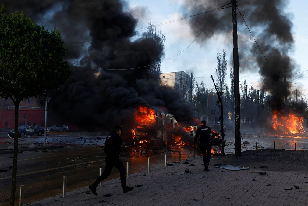 Photo d'archives de voitures incendiees apres l'attaque aux missiles russe a kyiv