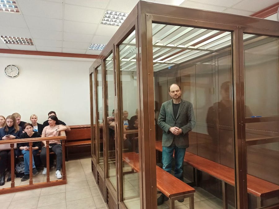 L'opposant russe vladimir kara-mourza lors de son proces le 17 avril