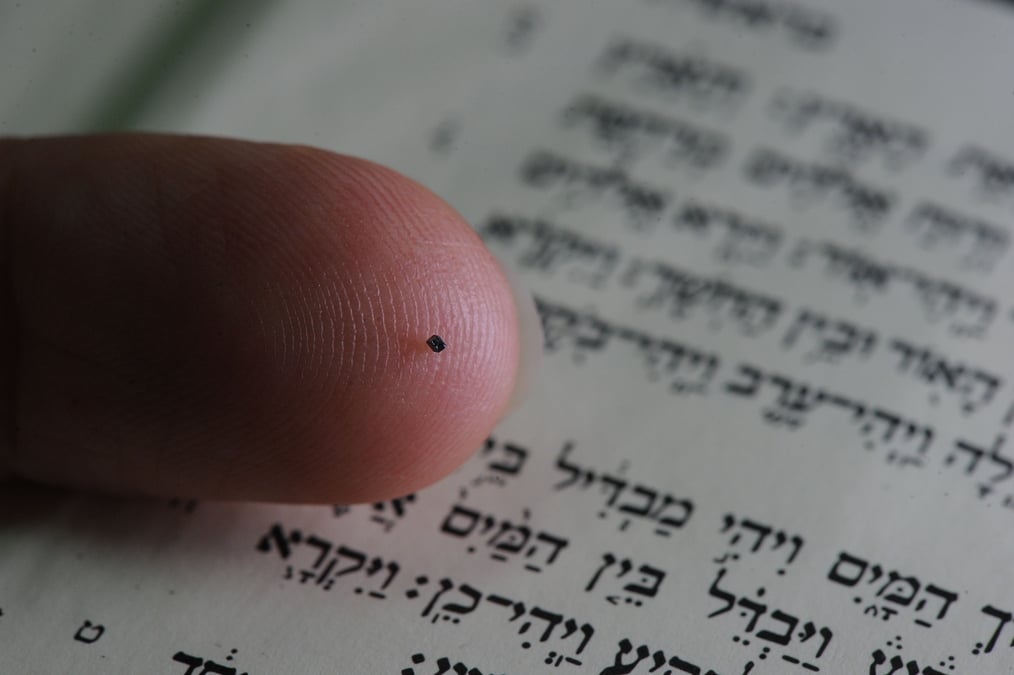 La nano-Bible développée par le Technion tient sur le bout d'un doigt et fait partie des nombreuses innovations issus de la prestigieuse université technologique.