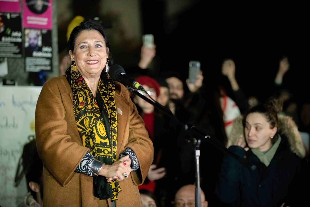 La présidente sortante, Salomé Zourabichvili, n'hésite pas à défier le gouvernement pro-russe et Moscou.