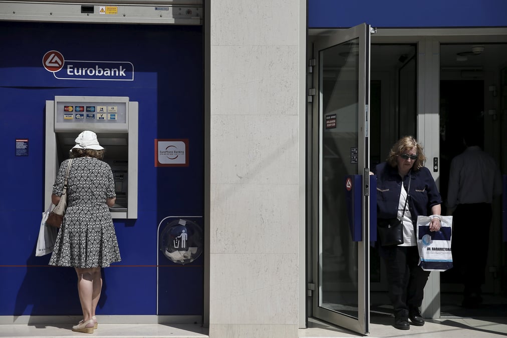 Les retraits des banques grecques s'accelerent