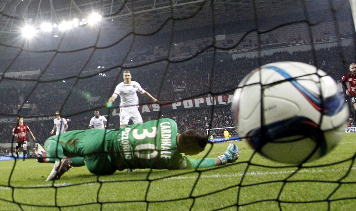 Paris s'impose tranquillement a nice et creuse l'ecart en tete du championnat