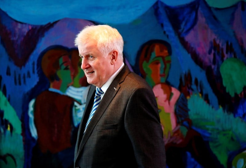 Appels a la demission de seehofer apres le suicide d'un expulse afghan