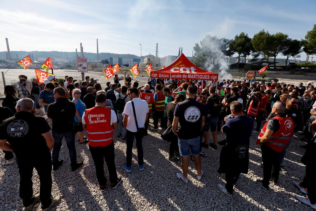 Des employes de totalenergies et d'esso exxonmobil participent a une manifestation a la mede