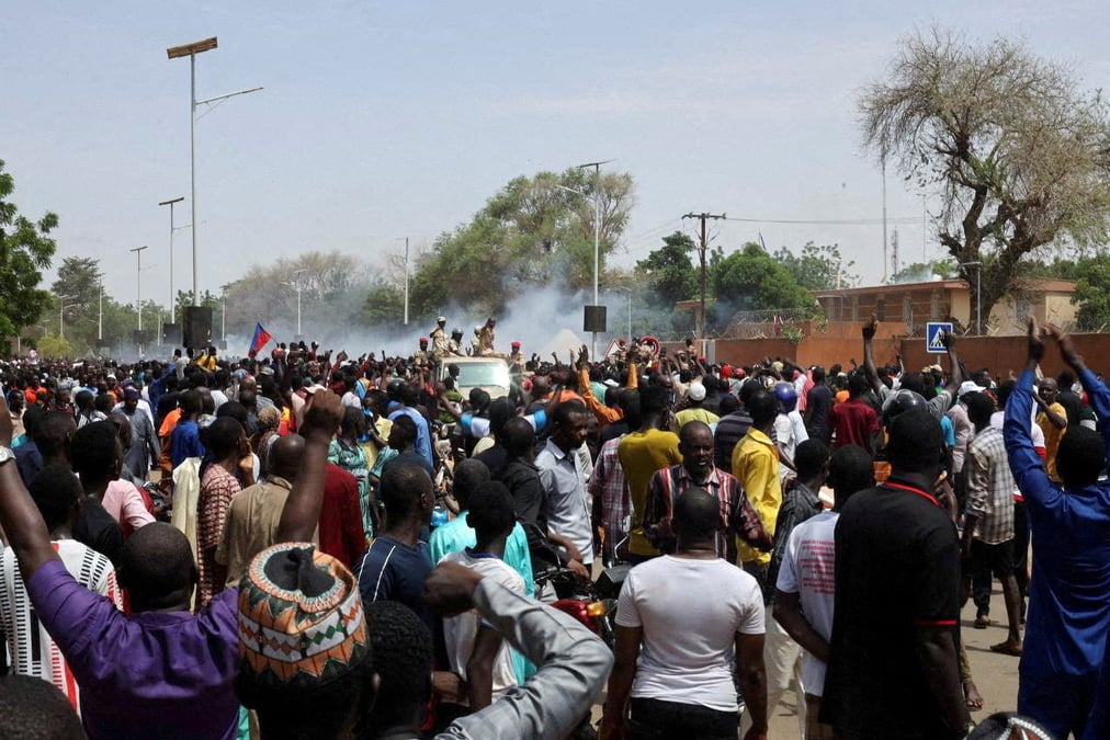 Photo d'archives des manifestants de la junte nigerienne devant l'ambassade de france a niamey