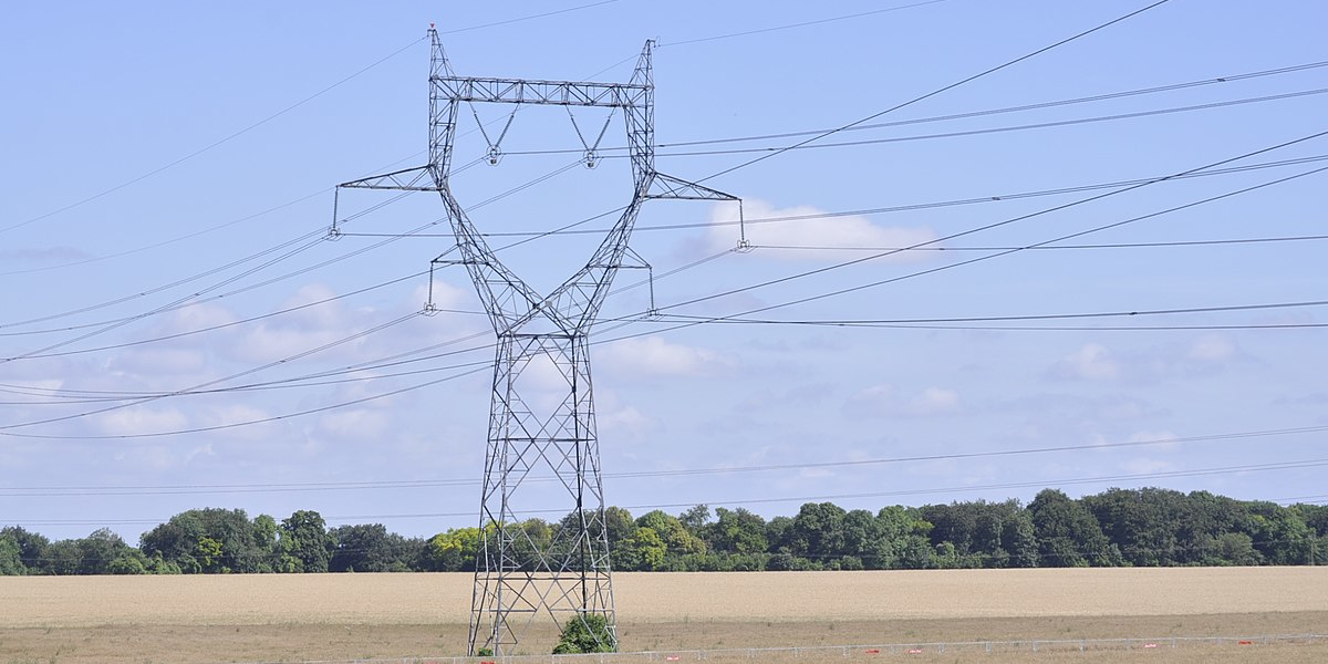 Un pylône électrique d'une ligne de 400.000 volts, en France (Wikimedia Commons)