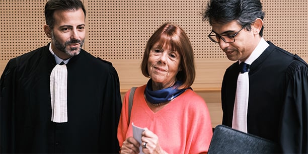 Gisèle Pelicot aux côtés de ses avocats, Me Babonneau (à droite) et Me Camus (à gauche) au tribunal d’Avignon, le 16 septembre 2024.