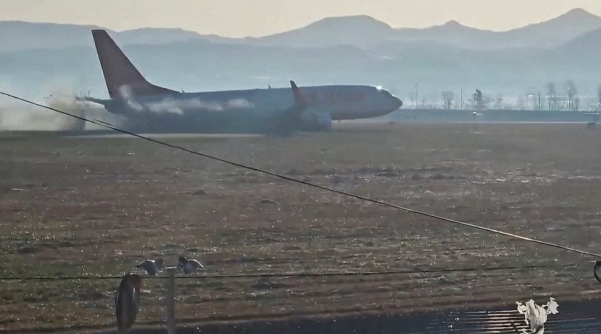 Le Boeing 737 de la compagnie Jeju Air a été contraint d'atterrir d'urgence suite à une collision avec des oiseaux.