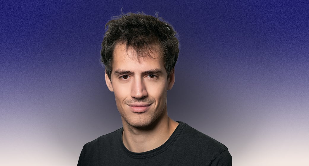 Arthur Mensch est le PDG et le cofondateur de Mistral AI. Il encourage notamment à s'ouvrir pour adopter l'IA de manière éducative ou créative.