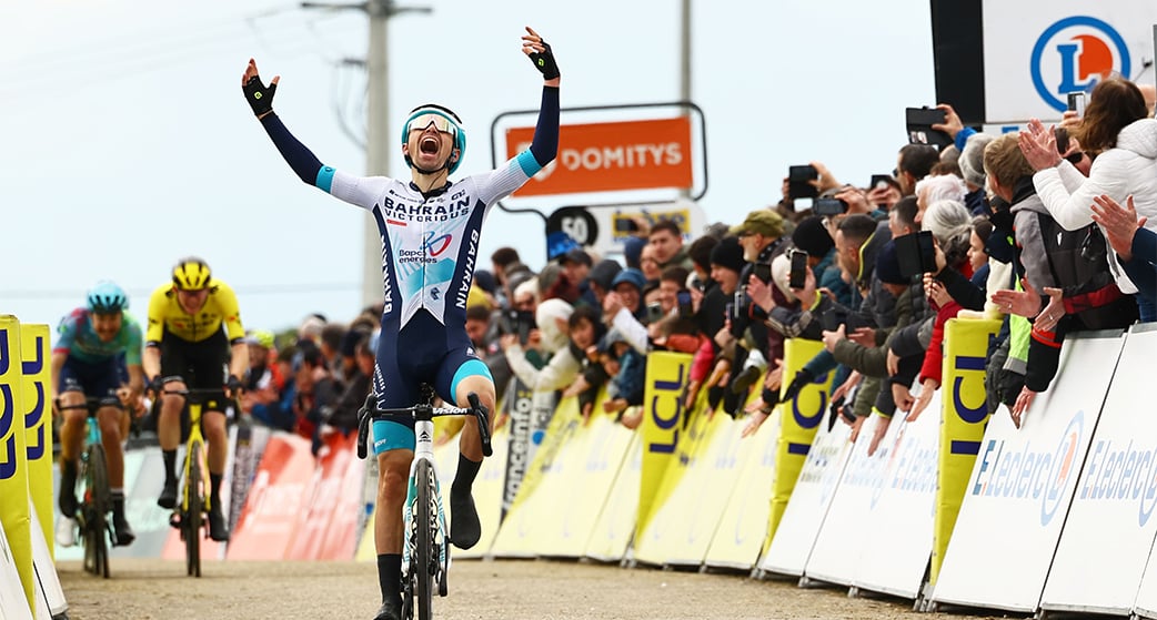 Lenny Martinez célèbre sa victoire après avoir remporté la sixième étape de la 83e édition de la course cycliste Paris-Nice le 14 mars dernier.