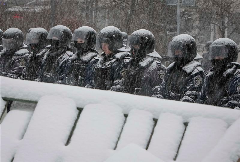La police ukrainienne prend position près de la mairie de Kiev