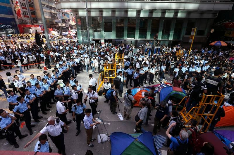 La police évacue un campement de manifestants à Hong Kong