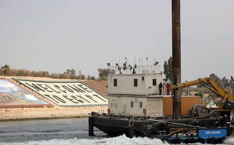 Les premiers navires empruntent le nouveau canal de suez