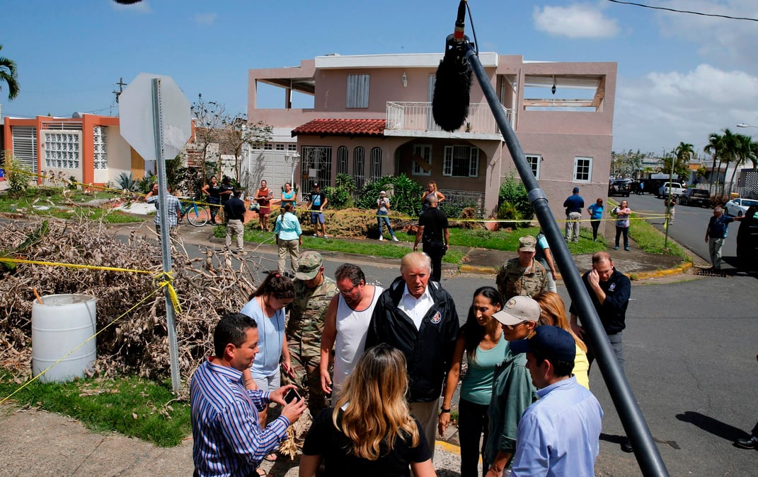 Trump a porto rico, toujours privee d'electricite