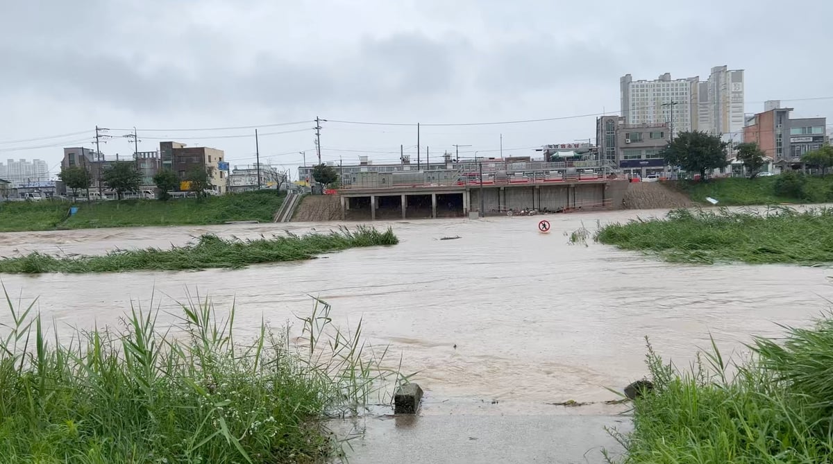 La coree du sud est frappee par des glissements de terrain et des inondations ; des centaines de personnes sont evacuees