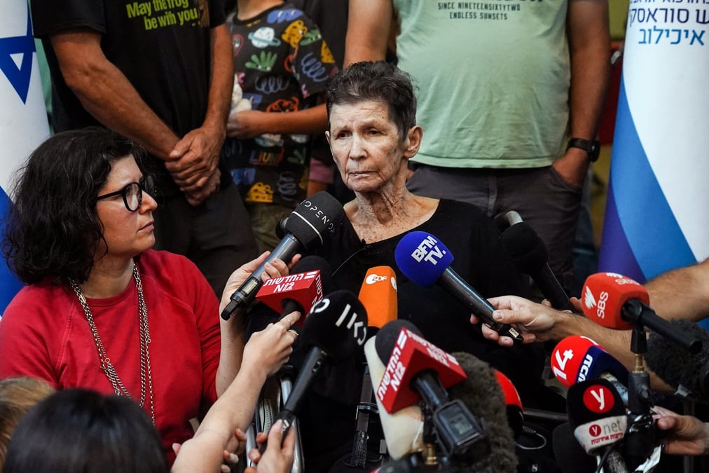 Yocheved lifshitz, otage israelienne de 85 ans detenue par le hamas et liberee lundi soir s'adresse aux journalistes a l'hopital ichilov a tel aviv