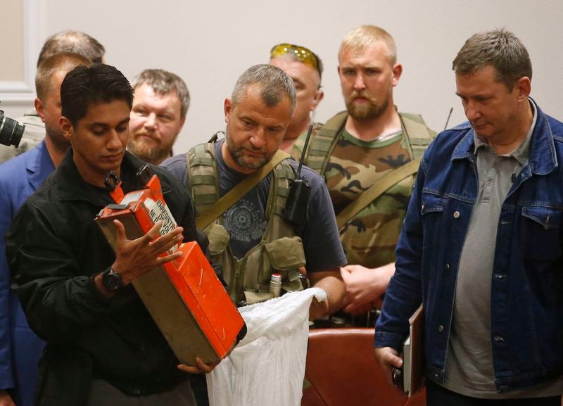 Les boîtes noires du vol MH17 remises à la Malaisie