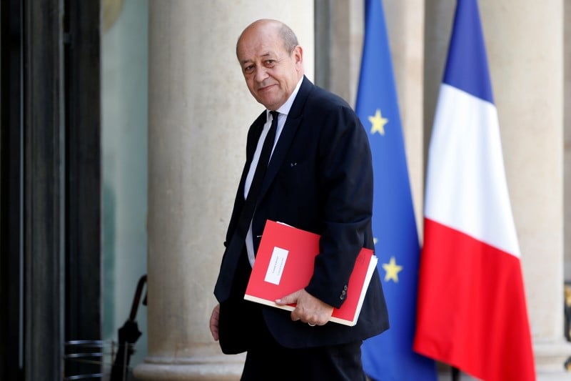 Jean-yves le drian restera a la defense jusqu'en 2017