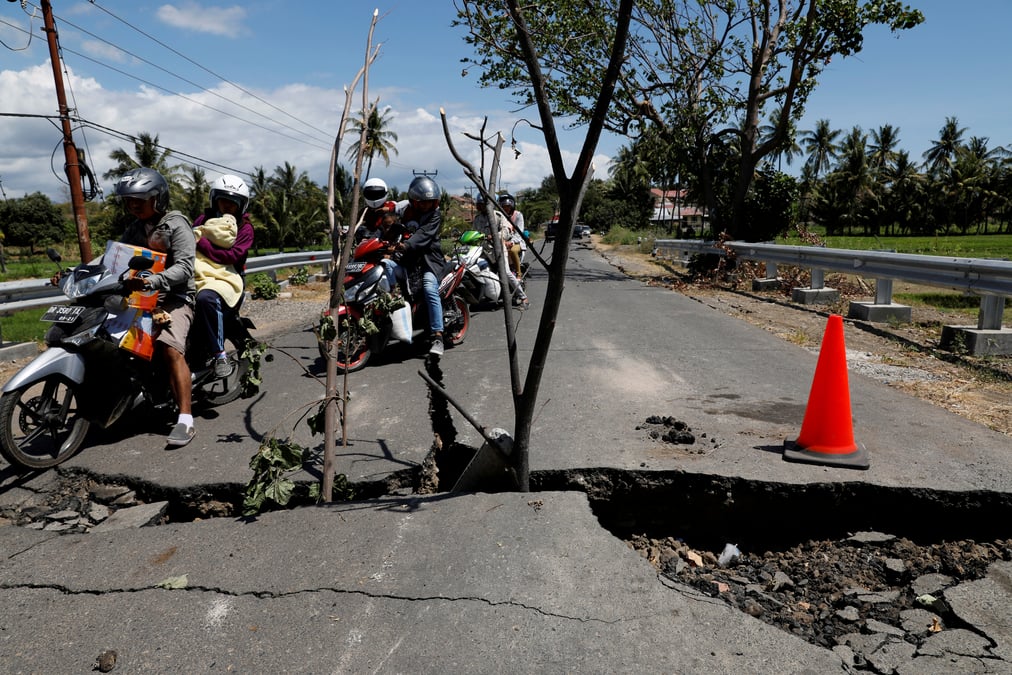 Indonesie: le seisme a fait 131 morts, les recherches continuent