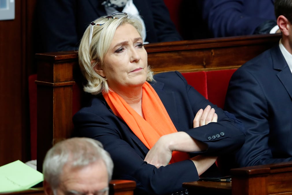 Le pen accuse berger d'etre a la solde de l'executif