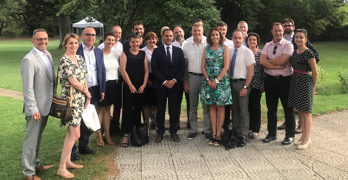 Les partenaires industriels et institutionnels de Cleantech Booster, entourant plusieurs des dirigeants sélectionnés