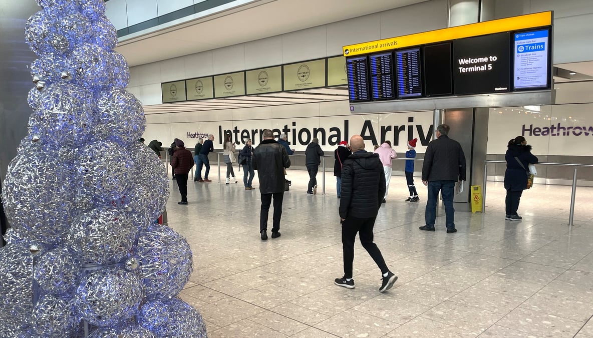 Des personnes attendent a l'aeroport de heathrow, pres de londres