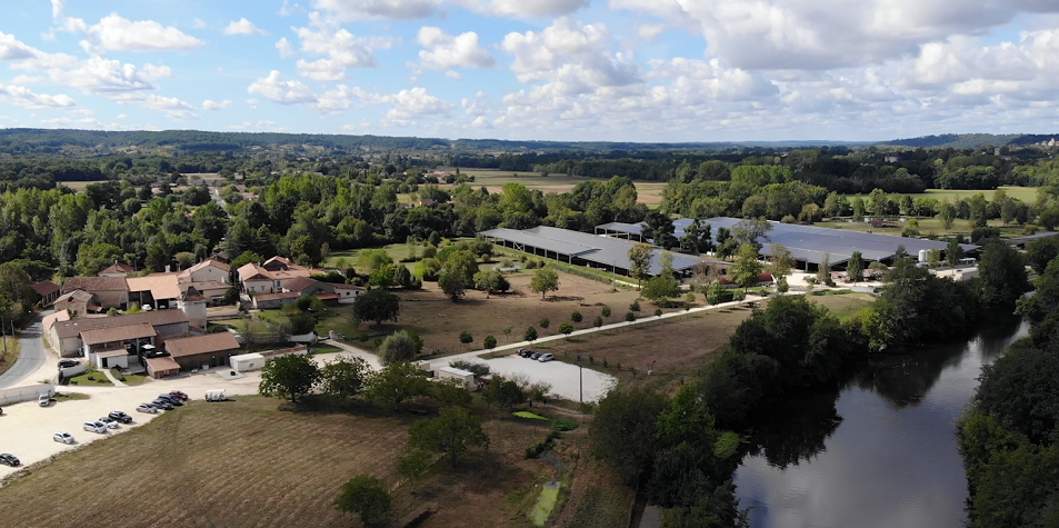 L'énorme site de Caviar de Neuvic, au bord de l'Isle, se visite