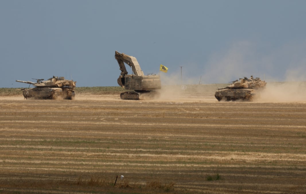 Des chars israeliens manoeuvrent pres de la frontiere entre israel et gaza