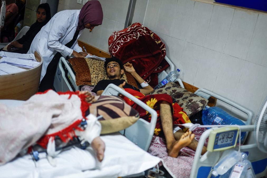 Un palestinien sur un lit d'hopital nasser dans le sud de la bande de gaza