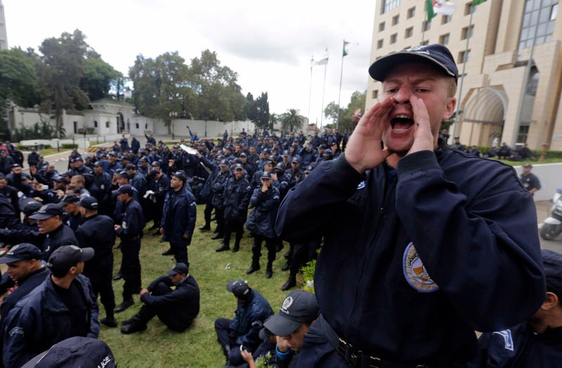 Des centaines de policiers manifestent en Algérie