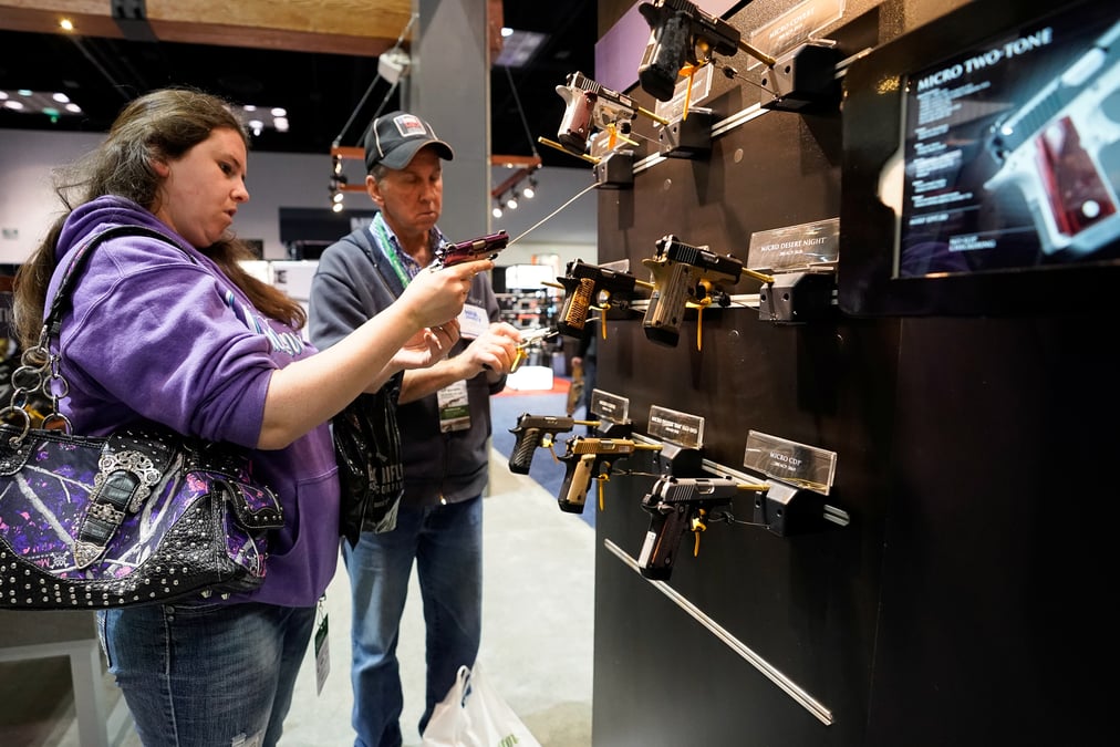 Le point de la vue de la nra doit "etre respecte", dit trump apres les tueries